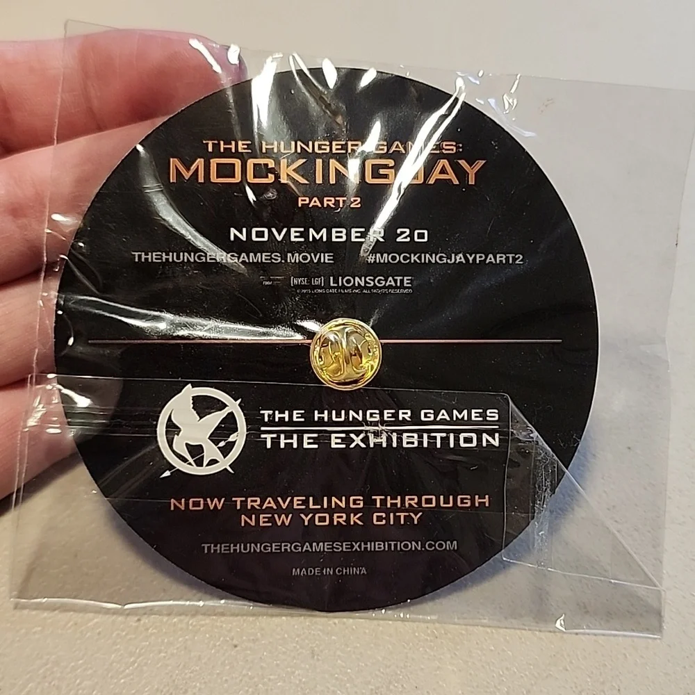 Mockingjay Collectors Pin - Picture 2 of 4